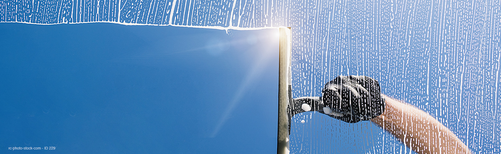 Window cleaner cleans window with foam and puller, banner size, banner size, panorama, with copyspace for your individual text from ©rcfotostock